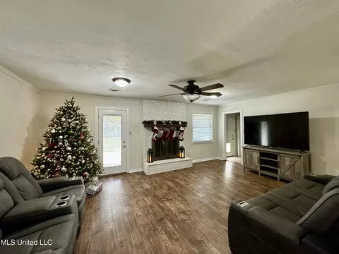 Living - 910 Cedar Hill Dr, Clinton, MS 39056 photo 1 of 3