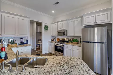 209 Chartleigh Cir, Canton, MS 39046 photo 8