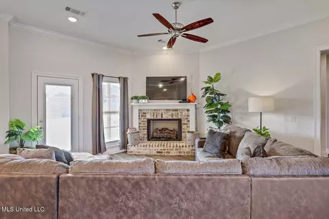 209 Chartleigh Cir, Canton, MS 39046 photo 7