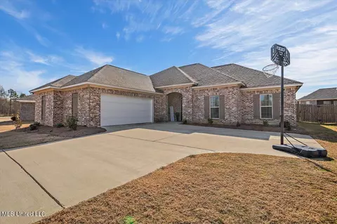 209 Chartleigh Cir, Canton, MS 39046 photo 2