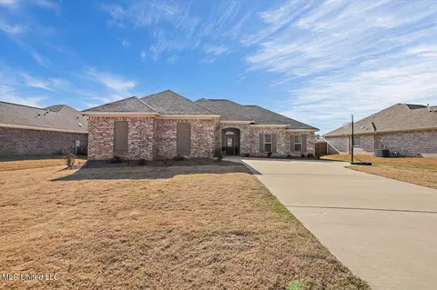 209 Chartleigh Cir, Canton, MS 39046