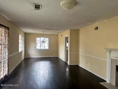 Living - 957 Alta Vista Blvd, Jackson, MS 39209 photo 1 of 2