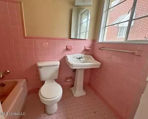 Bath - 957 Alta Vista Blvd, Jackson, MS 39209 photo 2 of 2