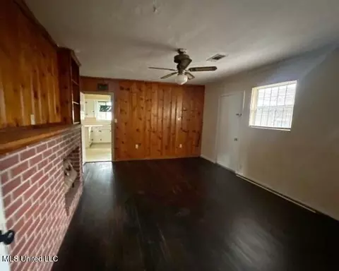 Living - 957 Alta Vista Blvd, Jackson, MS 39209 photo 2 of 2