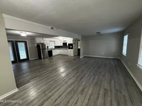 Living - 1249 Springdale Dr, Jackson, MS 39211 photo 1 of 2