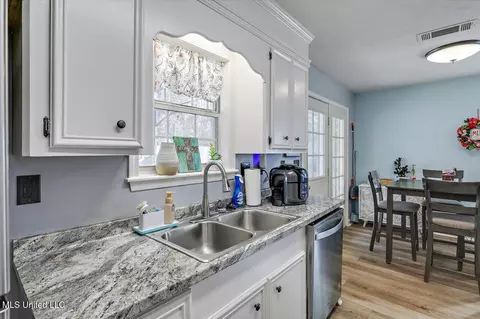 Kitchen - 116 Shadow Lodge Cir, Pearl, MS 39208 photo 3 of 4