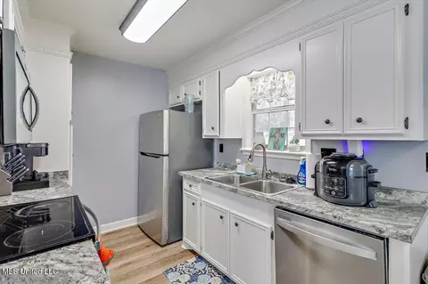 Kitchen - 116 Shadow Lodge Cir, Pearl, MS 39208 photo 1 of 4