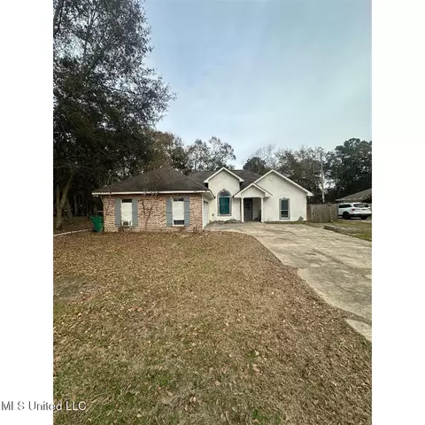 1808 Pelican St, Ocean Springs, MS 39564