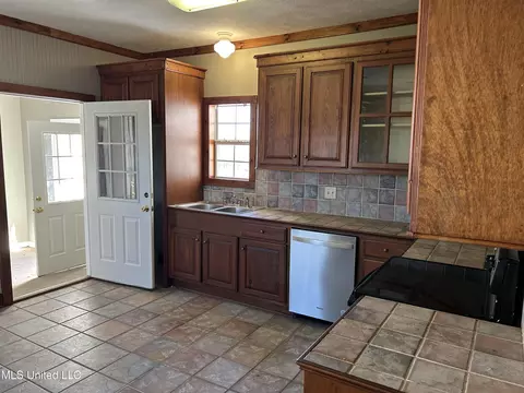 Kitchen - 292 Parks Rd, Jackson, MS 39212 photo 2 of 4