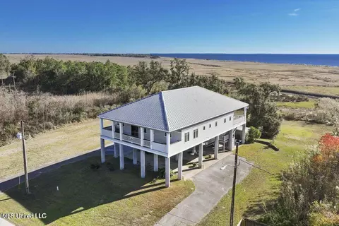 8925 Neptune Ave, Ocean Springs, MS 39564