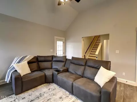 Living - 1052 Peggy Cv, Hernando, MS 38632 photo 2 of 2