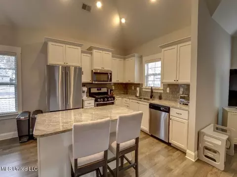 Kitchen - 1052 Peggy Cv, Hernando, MS 38632 photo 2 of 2