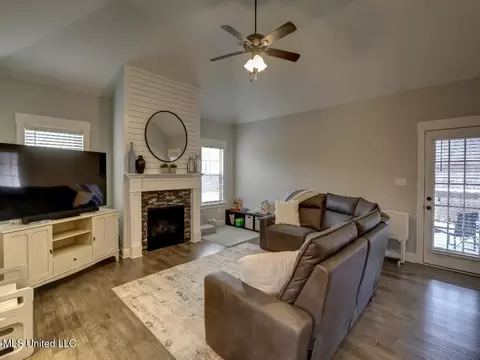 Living - 1052 Peggy Cv, Hernando, MS 38632 photo 1 of 2