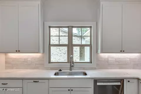 Kitchen - 320 Celadon Way, Brandon, MS 39042 photo 4 of 5