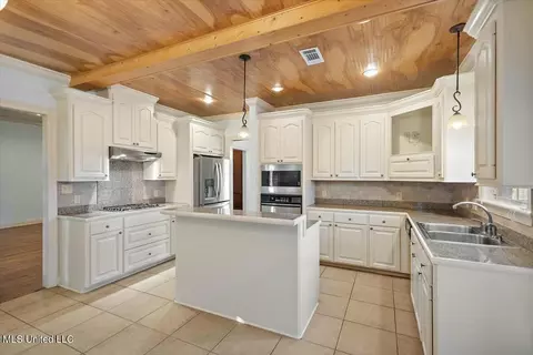 Kitchen - 101 Cedar Green Cv, Canton, MS 39046 photo 2 of 3