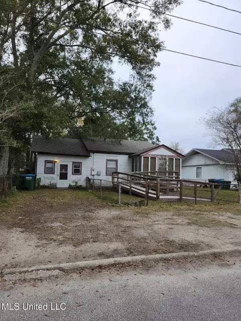 2403 9th St, Pascagoula, MS 39567