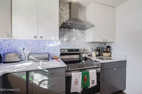 Kitchen - 1014 W College Ave, Wiggins, MS 39577 photo 3 of 4