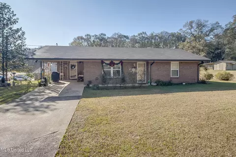 1014 W College Ave, Wiggins, MS 39577