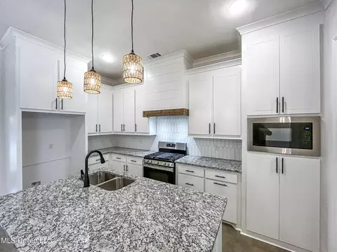 Kitchen - 997 Riverside Ln, Pearl, MS 39208 photo 2 of 2