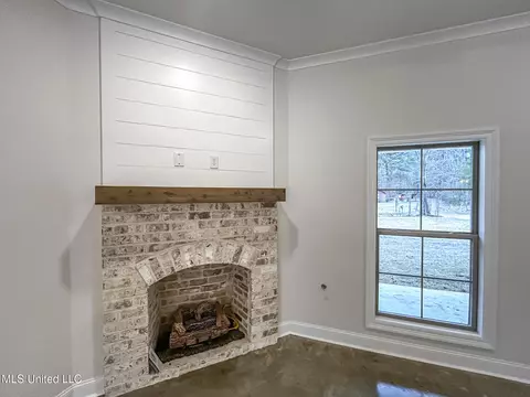 Living - 997 Riverside Ln, Pearl, MS 39208 photo 2 of 3