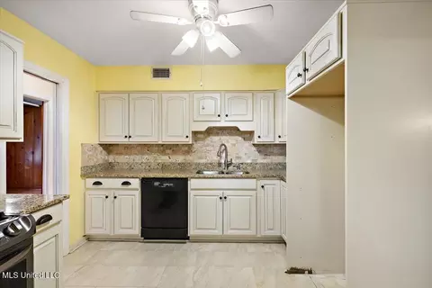 Kitchen - 554 N North Park Dr, Jackson, MS 39206 photo 2 of 3