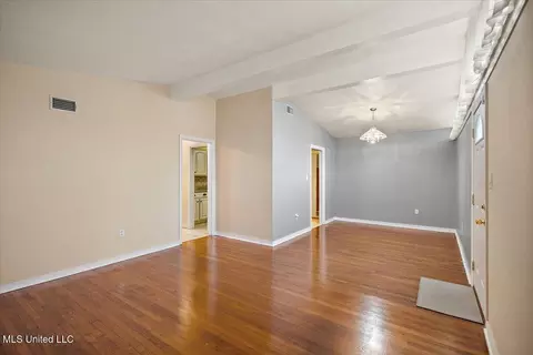 Living - 554 N North Park Dr, Jackson, MS 39206 photo 2 of 4