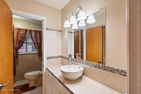 Bath - 554 N North Park Dr, Jackson, MS 39206 photo 4 of 4