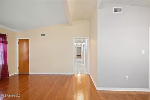 Entry Way - 554 N North Park Dr, Jackson, MS 39206 photo 2 of 3