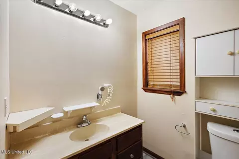 Bath - 554 N North Park Dr, Jackson, MS 39206 photo 2 of 4