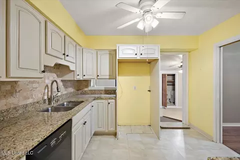 Kitchen - 554 N North Park Dr, Jackson, MS 39206 photo 3 of 3
