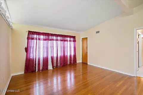 Living - 554 N North Park Dr, Jackson, MS 39206 photo 1 of 4