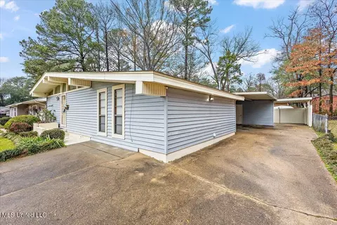 Exterior - 554 N North Park Dr, Jackson, MS 39206 photo 4 of 8