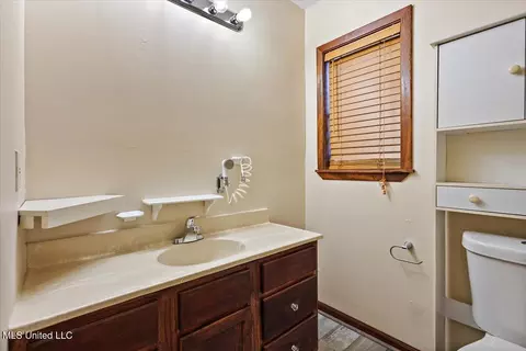Bath - 554 N North Park Dr, Jackson, MS 39206 photo 3 of 4