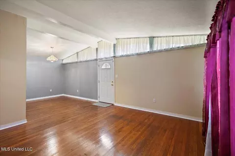 Living - 554 N North Park Dr, Jackson, MS 39206 photo 3 of 4