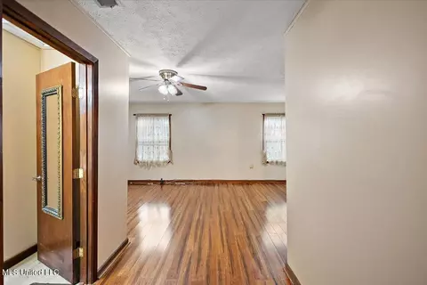 Entry Way - 554 N North Park Dr, Jackson, MS 39206 photo 3 of 3