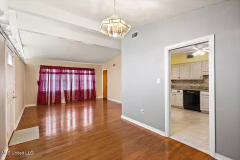 Living - 554 N North Park Dr, Jackson, MS 39206 photo 4 of 4