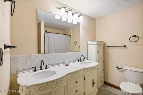 Bath - 554 N North Park Dr, Jackson, MS 39206 photo 1 of 4