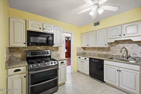 Kitchen - 554 N North Park Dr, Jackson, MS 39206 photo 1 of 3