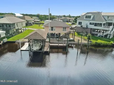 848 Primrose Dr, Bay Saint Louis, MS 39520