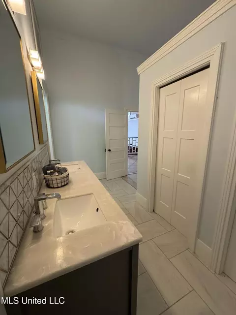 Bath - 701 Franklin St, Natchez, MS 39120 photo 9 of 9
