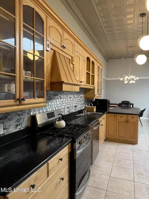 Kitchen - 701 Franklin St, Natchez, MS 39120 photo 4 of 7