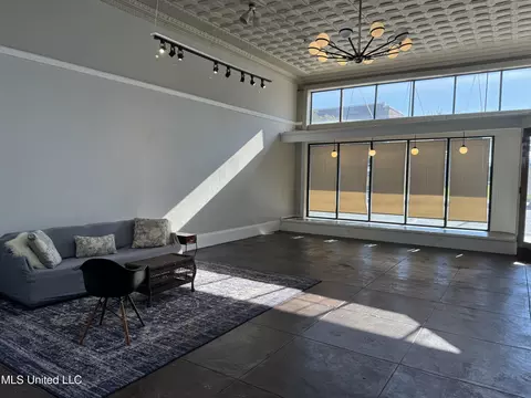Living - 701 Franklin St, Natchez, MS 39120 photo 1 of 1