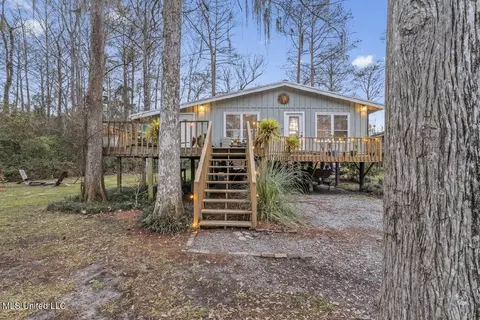 1932 Pascagoula River Rd, Moss Point, MS 39562