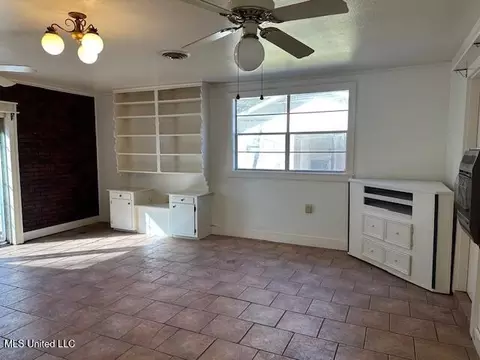 Living - 5525 Melwood Dr, Jackson, MS 39211 photo 5 of 5