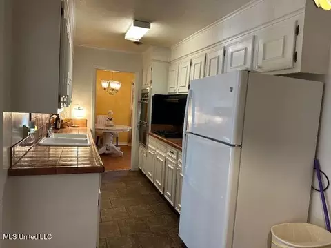 Kitchen - 5525 Melwood Dr, Jackson, MS 39211 photo 2 of 2