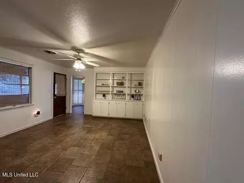 Living - 5525 Melwood Dr, Jackson, MS 39211 photo 2 of 5
