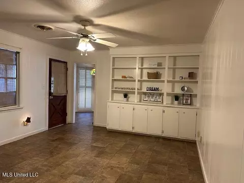 Living - 5525 Melwood Dr, Jackson, MS 39211 photo 3 of 5