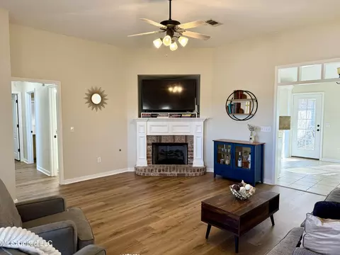 Living - 328 Fairview Dr, Brandon, MS 39047 photo 2 of 5