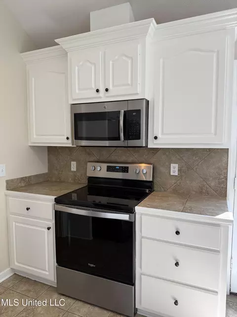 Kitchen - 328 Fairview Dr, Brandon, MS 39047 photo 3 of 3