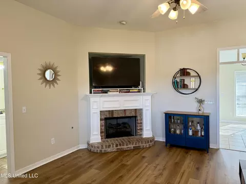 Living - 328 Fairview Dr, Brandon, MS 39047 photo 4 of 5